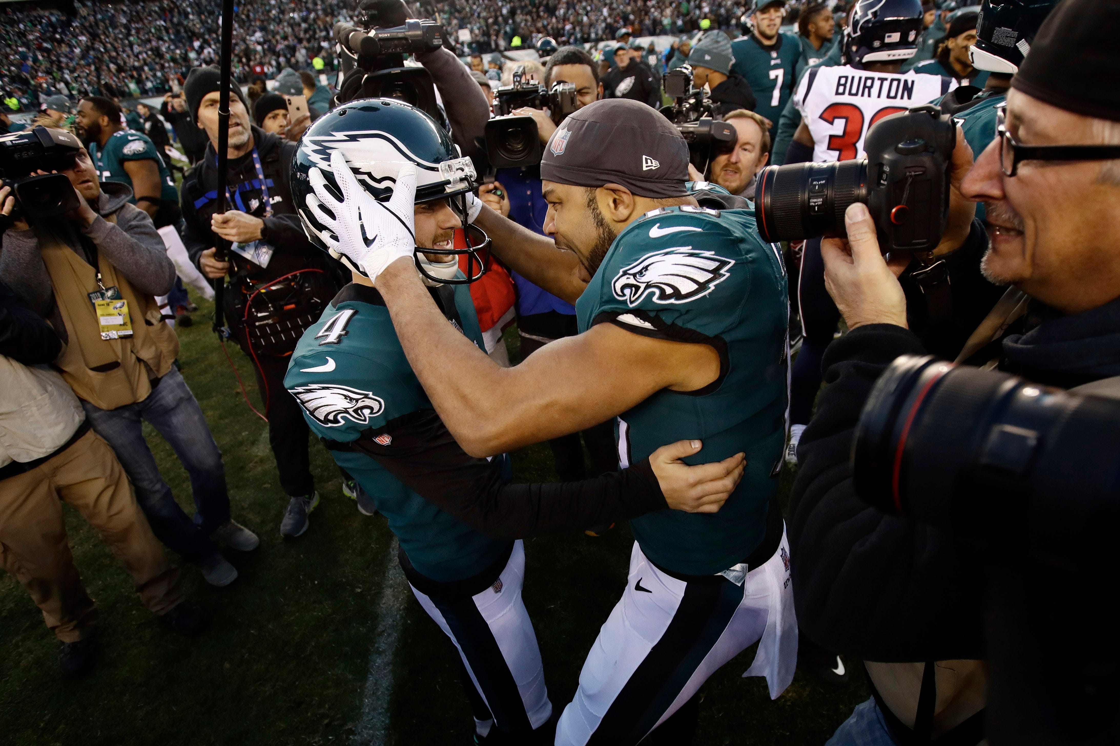 Eagles, behind Foles, stay alive in NFC playoff race