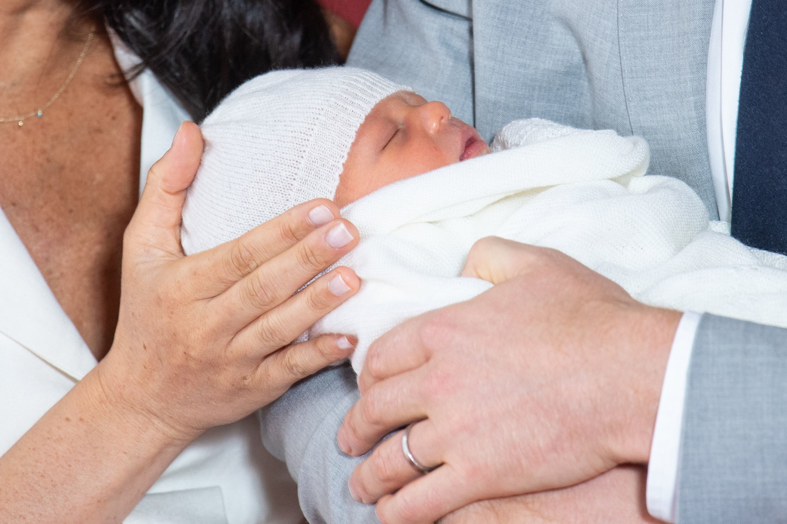 Meghan and Harry give the world its first glimpse of their son