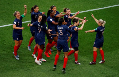 France wins start amid World Cup cash, visibility issues