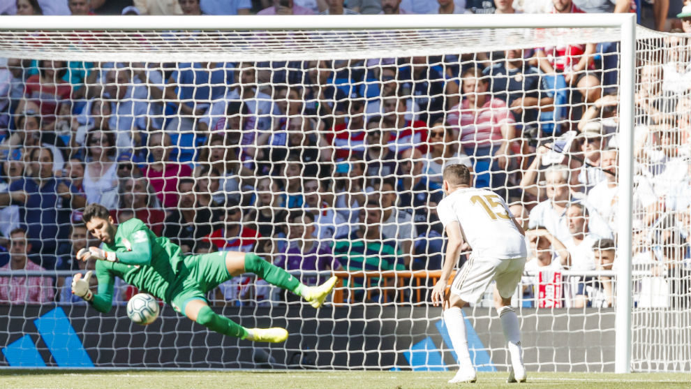 Real Madrid fend off late Granada charge